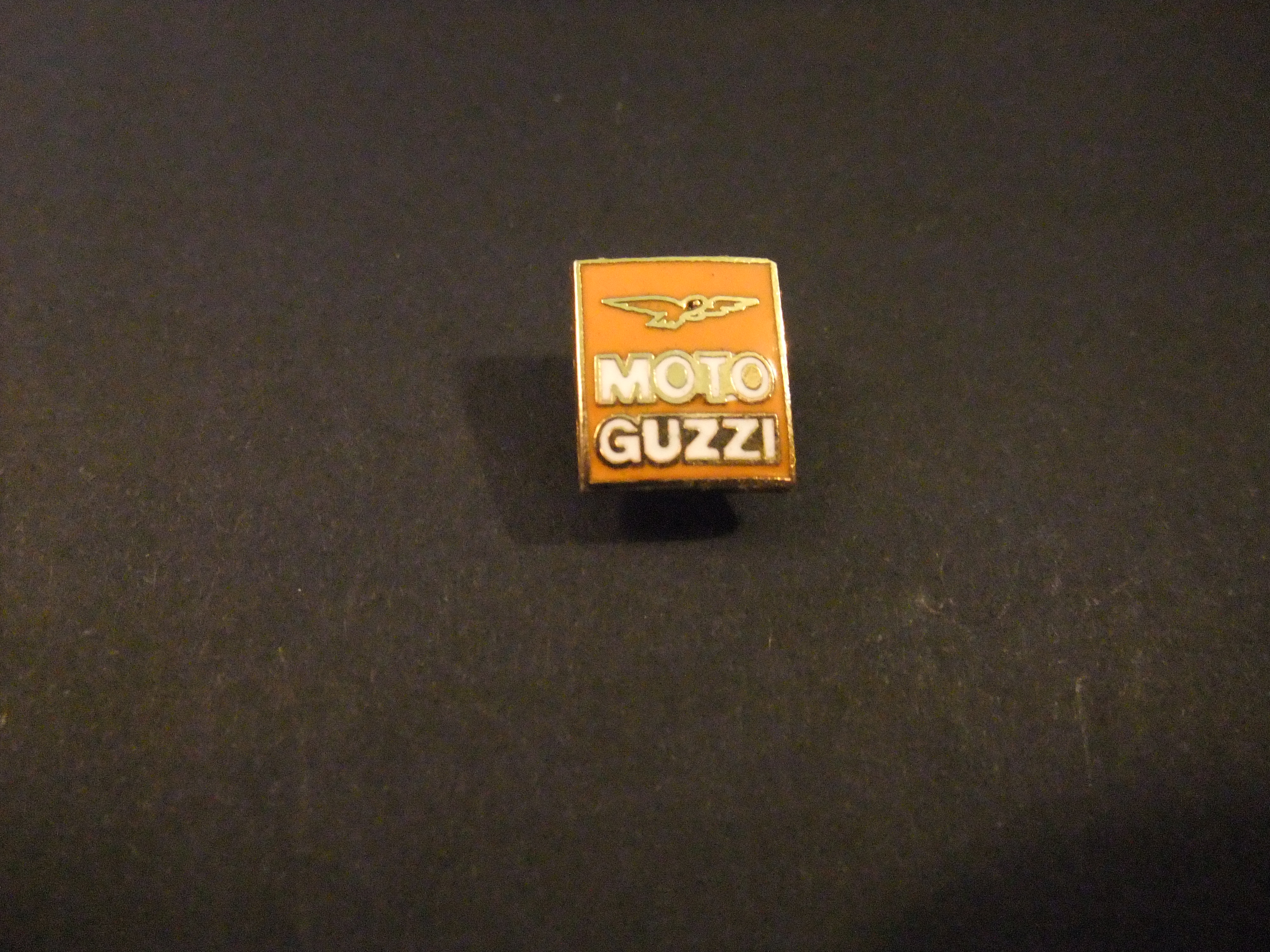 Moto Guzzi Italiaanse fabrikant van motorfietsen, logo, oranje